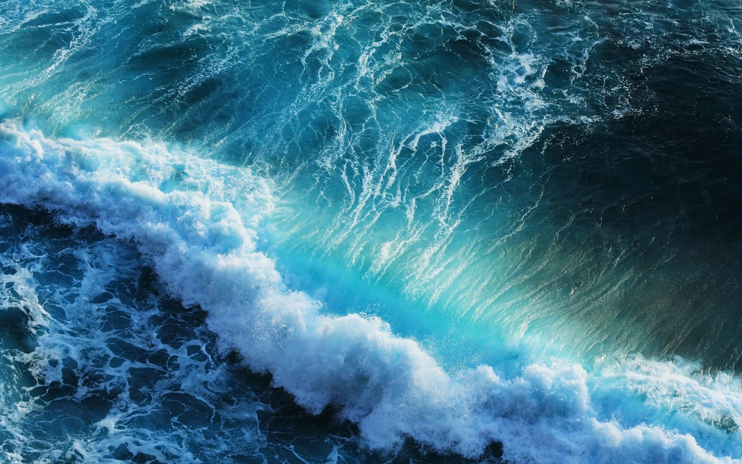 ws_Blue_Ocean_Waves_2560x1600
